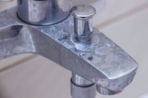 Lavandino macchiato dal calcare