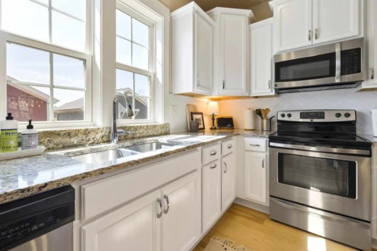 Cucina con foro e cassetto portavivande 