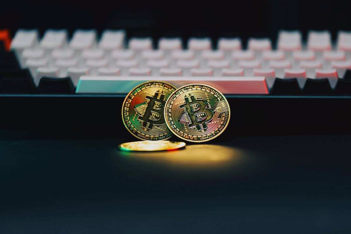 Bitcoin davanti ad una tastiera meccanica