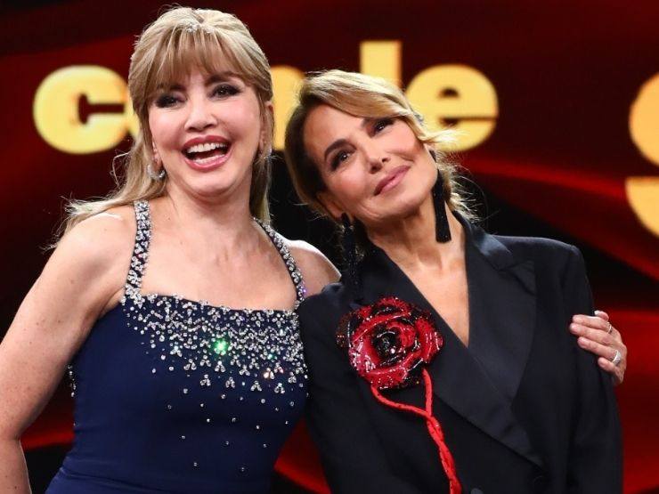 Barbara D'urso abbraccio con Milly Carlucci