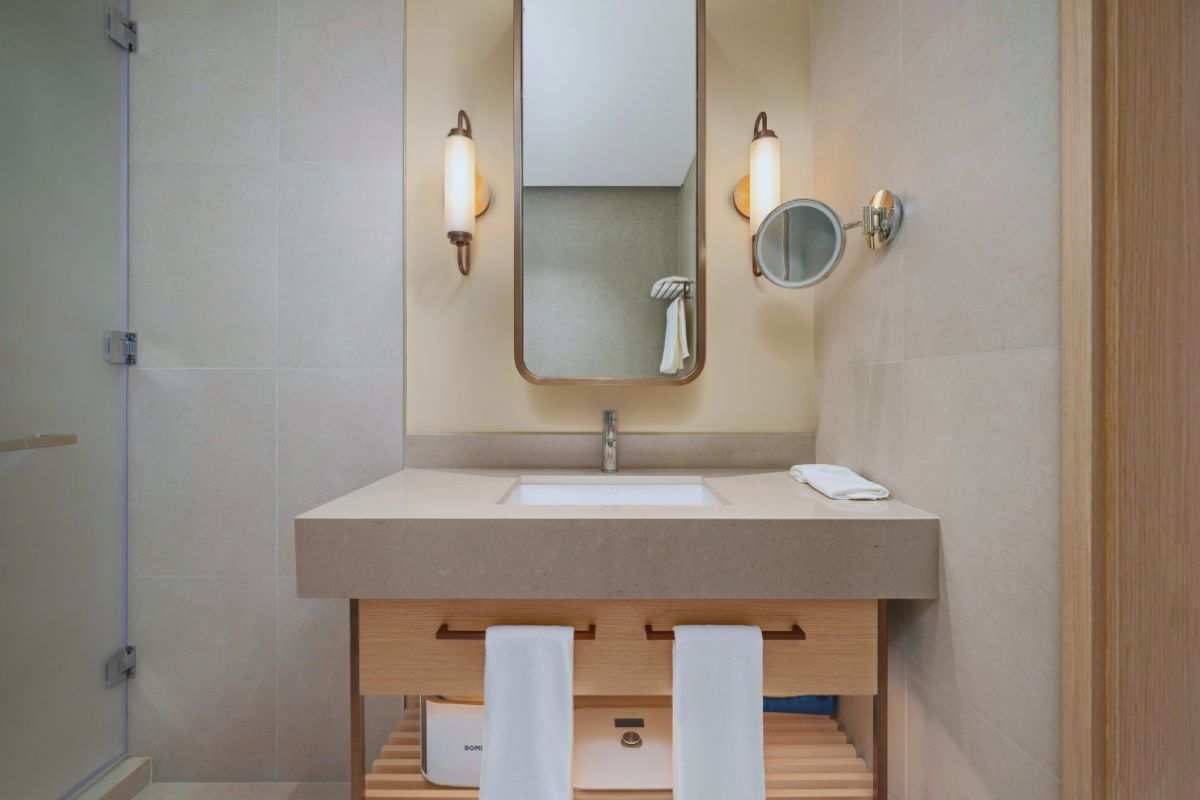 Bagno moderno perfettamente pulito e ordinato