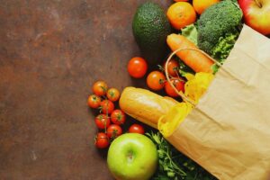 Frutta e verdura che escono da una busta