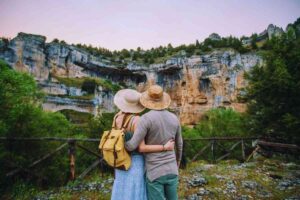 Turisti che osservano un panorama naturalistico