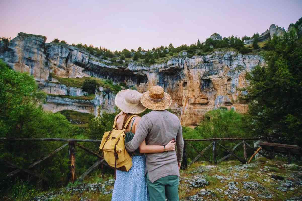 Turisti che osservano un panorama naturalistico
