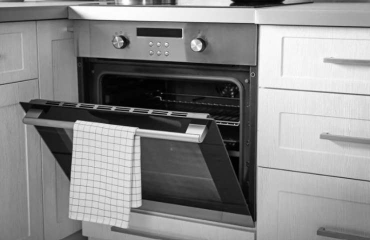 Forno aperto in cucina
