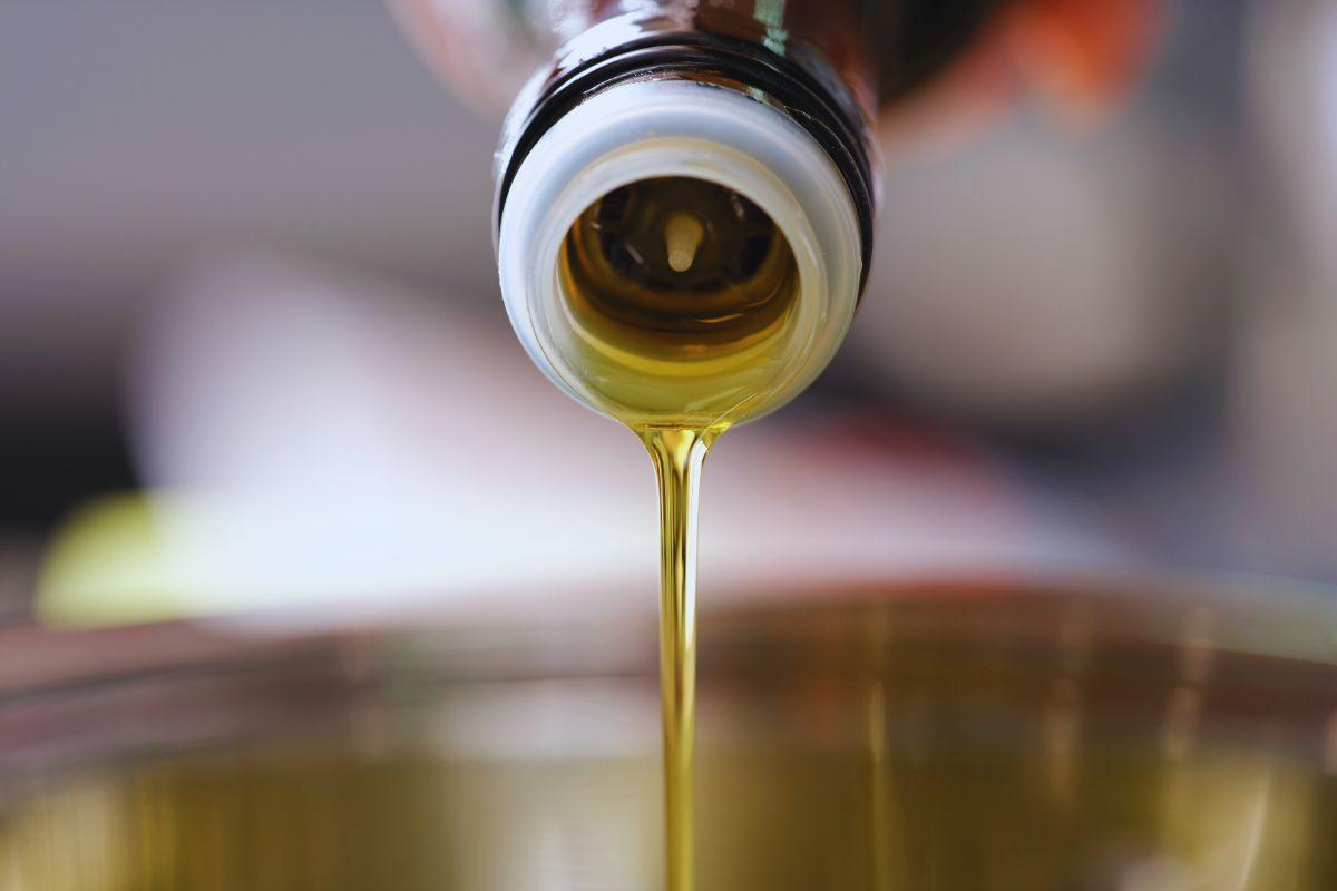 Olio d'oliva versato in una ciotola