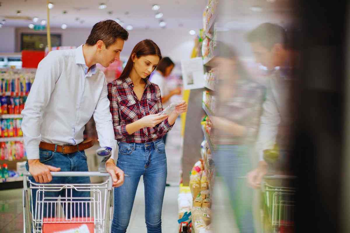 Coppia che controlla la lista della spesa al supermercato