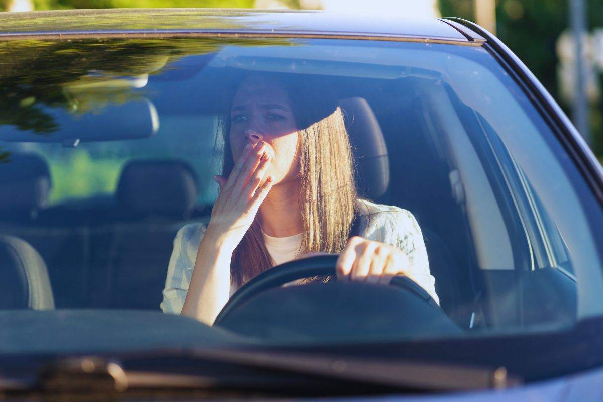 Donna preoccupata alla guida