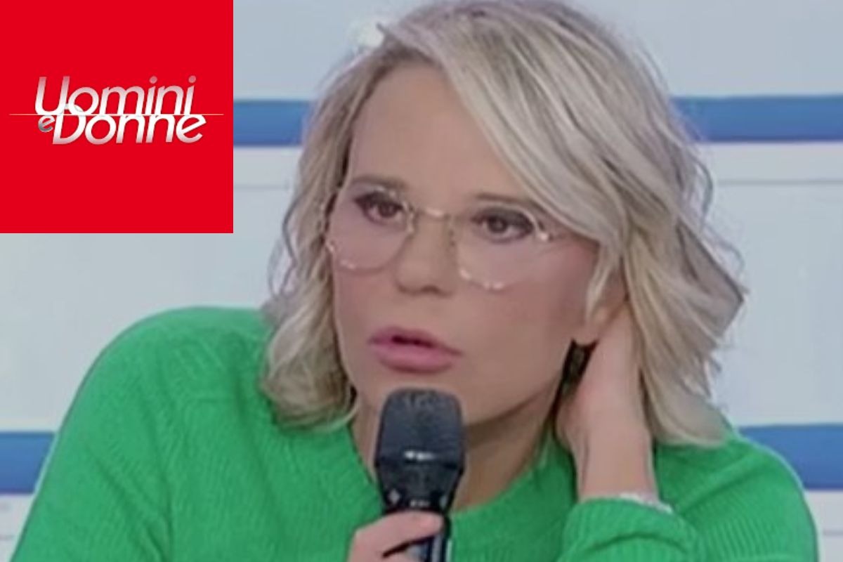 Maria De Filippi con il logo di Uomini e Donne 
