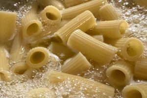 acqua che bolle con la pasta