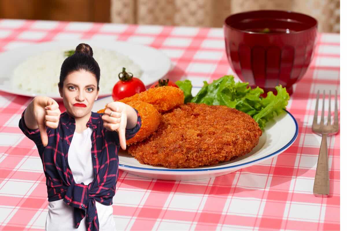 piatto cotolette e donna con pollice giù