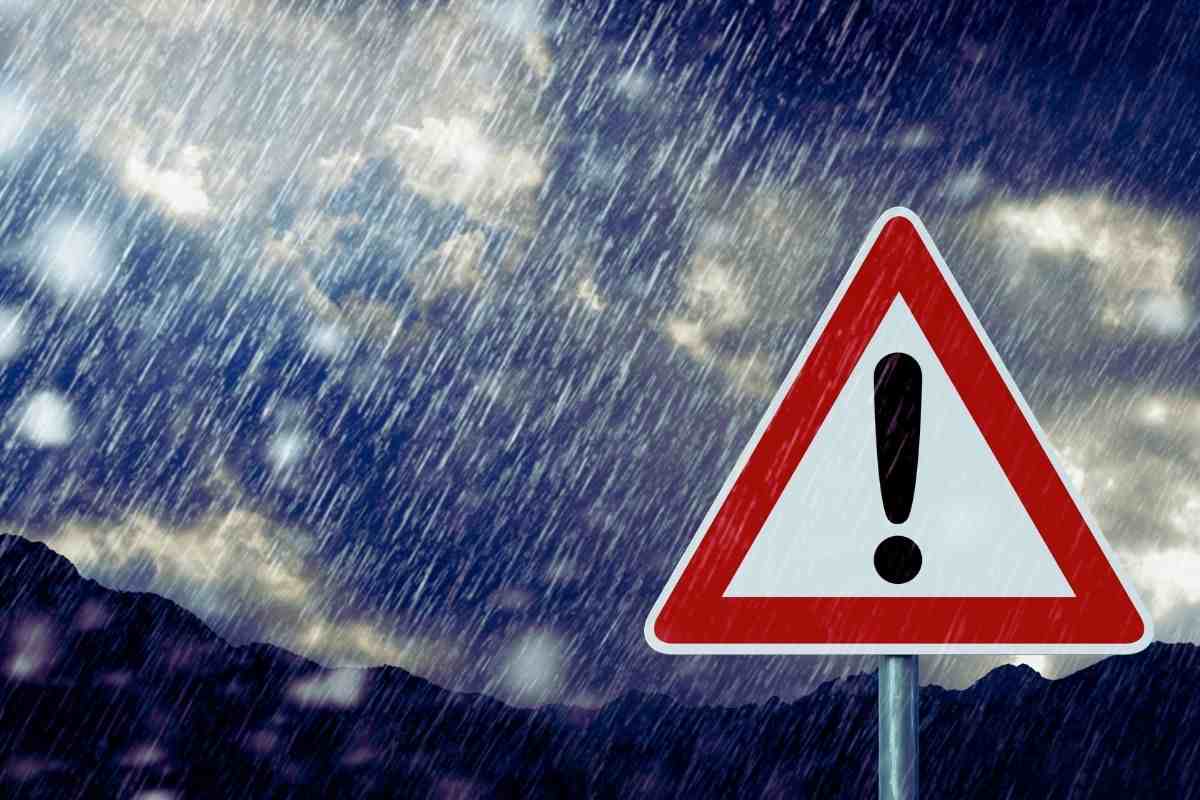 pioggia e segnale di pericolo