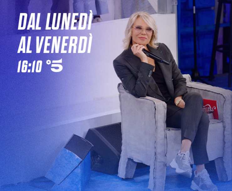 maria de filippi seduta