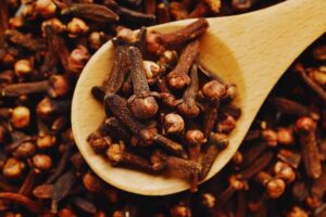 chiodi di garofano con cucchiaio di legno