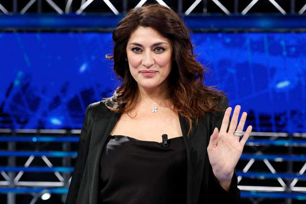 elisa isoardi saluta in posa
