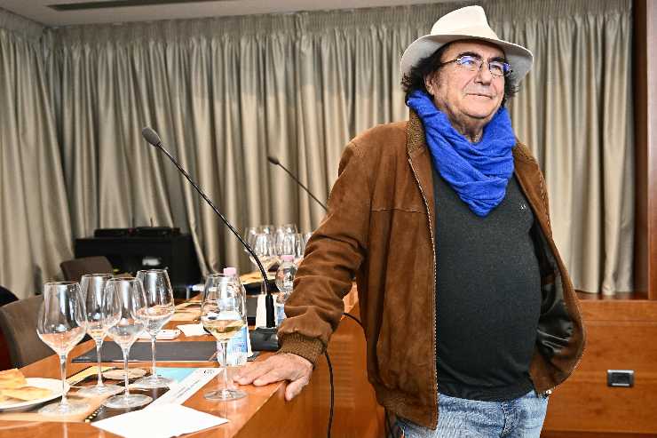 al bano appoggiato al tavolo