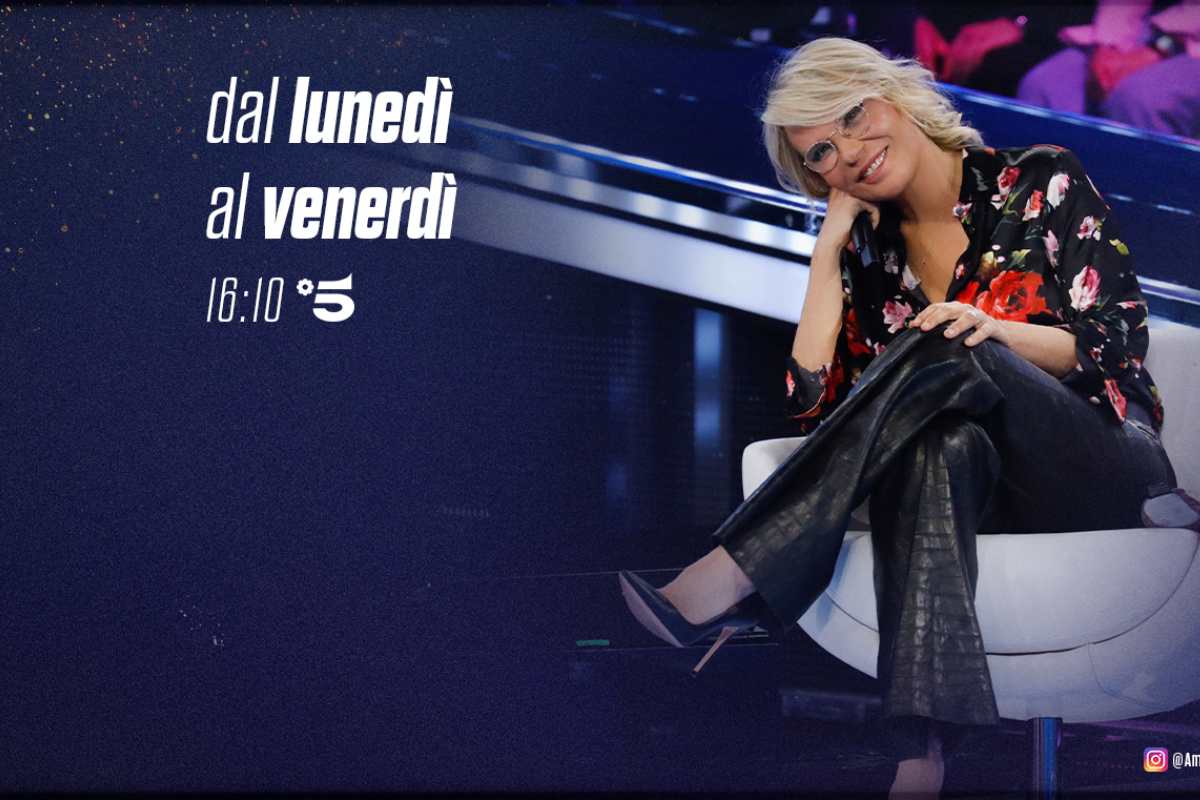 maria de filippi seduta a gambe incrociate
