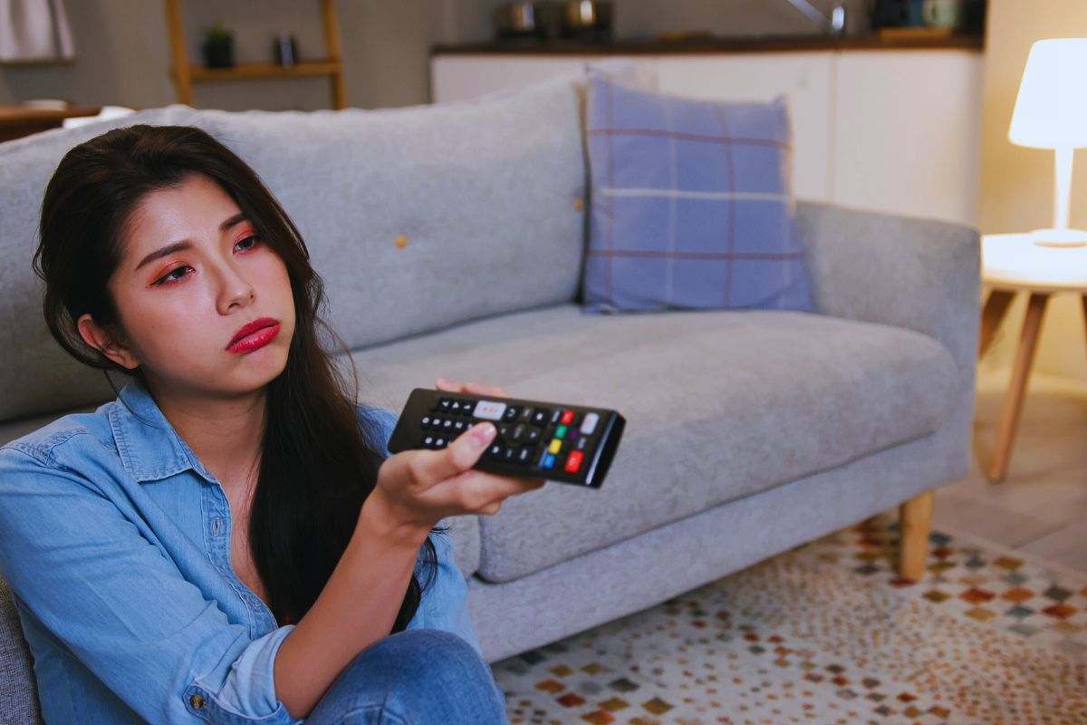 Donna annoiata che fa zapping
