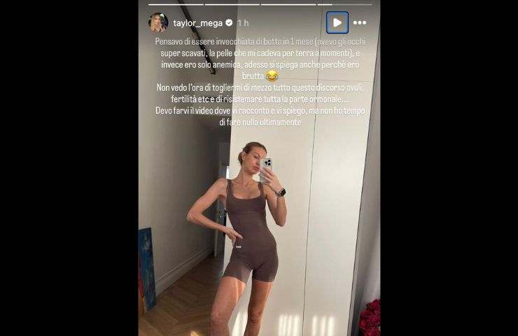 taylor mega in posa allo specchio