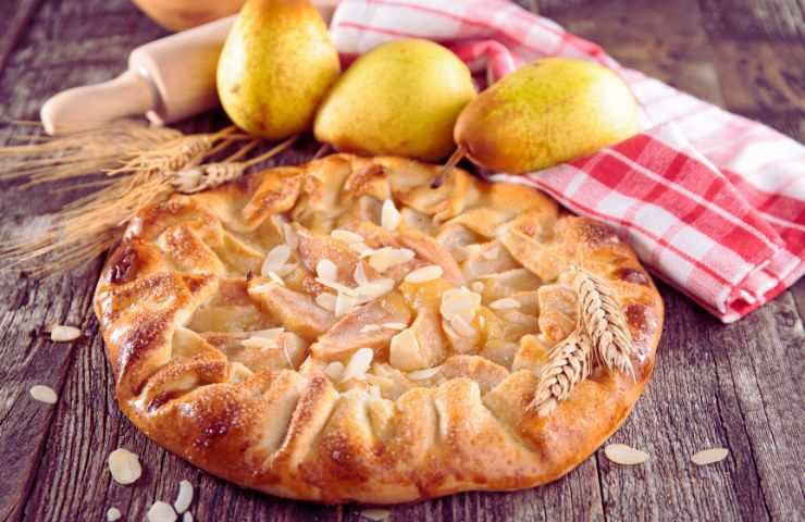 torta di pere e pere dietro
